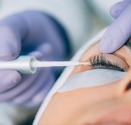 Realizando lifting de pestañas